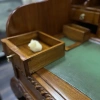 Стол бюро со вставкой из зеленой кожи  